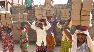 Awareness in female construction workers around air pollution-related issues has increased by 21 percentage points, rising from 76 per cent to 97 per cent., the survey carried out by NGOs Mahila Housing Trust and the Help Delhi Breathe Campaign has found. (HT FILE PHOTO.)