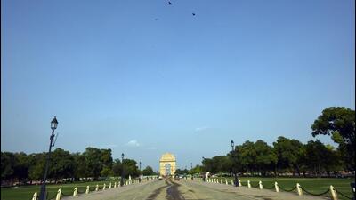 Clear skies near India Gate on on Tuesday. (Sanjeev Verma/HT)