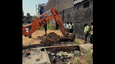 The MC team on Tuesday snapped illegal sewerage connections of ten dyeing units in Phase 6 and 8 of Focal Point in Ludhiana. (HT PHOTO)