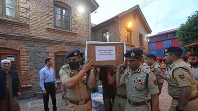 Police personnel carry the coffin of slain policeman Saiffullah Qadri, during a wreath-laying ceremony at District Police Lines, Srinagar, Jammu and Kashmir, India, on Tuesday. (Waseem Andrabi/HT) Police personnel carry the coffin of slain policeman Saiffullah Qadri, during a wreath-laying ceremony at District Police Lines, Srinagar, Jammu and Kashmir, India, on Tuesday. (Waseem Andrabi/HT)