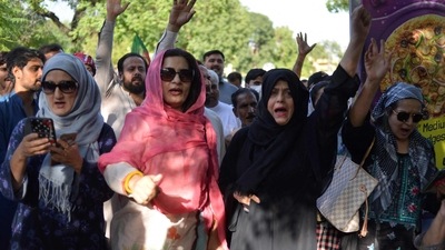 Pakistan Tehreek-e-Insaf (PTI) party activists shout slogans during a protest against the arrest of former minister of human rights and party leader Shireen Mazari. 2022. (AFP)