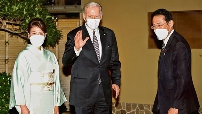 Japanese Prime Minister Fumio Kishida (right) and his wife Yuko Kishida welcome US President Joe Biden at Hoppoen garden for dinner in Tokyo, Japan, on Monday. AP Japanese Prime Minister Fumio Kishida (right) and his wife Yuko Kishida welcome US President Joe Biden at Hoppoen garden for dinner in Tokyo, Japan, on Monday. AP