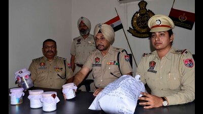 Ludhiana police with the items recovered from the robbers. (HT Photo)