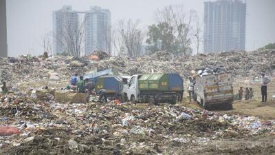 On Tuesday, dozens of vehicles of the Ghaziabad municipal corporation which were laden with solid waste were seen lined up outside the landfill site. The local residents said that there has been an attempt to dump fresh solid waste at the site and rains will further aggravate the matter. (Sakib Ali/HT Photo) On Tuesday, dozens of vehicles of the Ghaziabad municipal corporation which were laden with solid waste were seen lined up outside the landfill site. The local residents said that there has been an attempt to dump fresh solid waste at the site and rains will further aggravate the matter. (Sakib Ali/HT Photo)