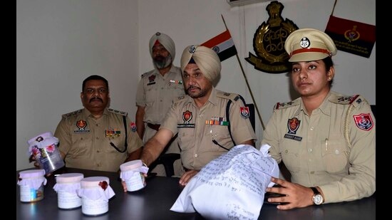 Ludhiana police with the items recovered from the robbers. (HT Photo)