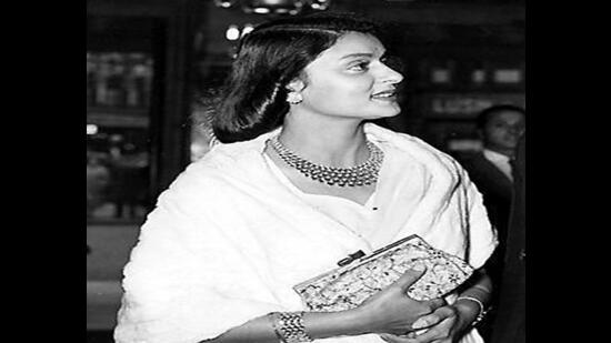 Maharani Gayatri Devi with her husband, Maharaja Sawai Man Singh II . She looks graceful as ever in a white chiffon saree, emerald jewellery and matching purse (Photo: Twitter)