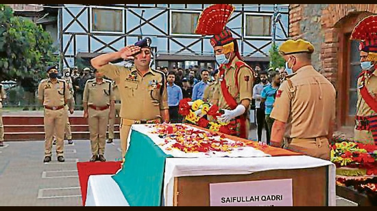 A cop salutes during the wreath-laying ceremony of slain constable Saifullah Qadri in Srinagar on Tuesday. Police said that the cop identified as Saifullah Qadri was attacked by militants near Anchar when he was walking on the road along with his daughter outside his house. (Waseem Andrabi/ HT)