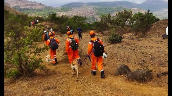 The body was traced by rescuers from INS Shivaji team who had joined the local police, National Disaster Response Force (NDRF) and Shivdurg Prathistan teams, in finding the engineer who had lost his way. (HT PHOTO)