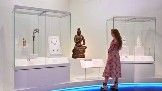 The exhibition is the "first with a cross-cultural approach to this extraordinary, absolutely fundamental subject"(AFP)
