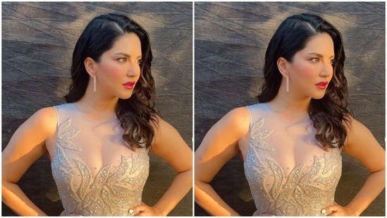 Styled by fashion stylist Hitendra Kapopara, Sunny wore her tresses open in dewy wavy curls with a side part.(Instagram/@sunnyleone)
