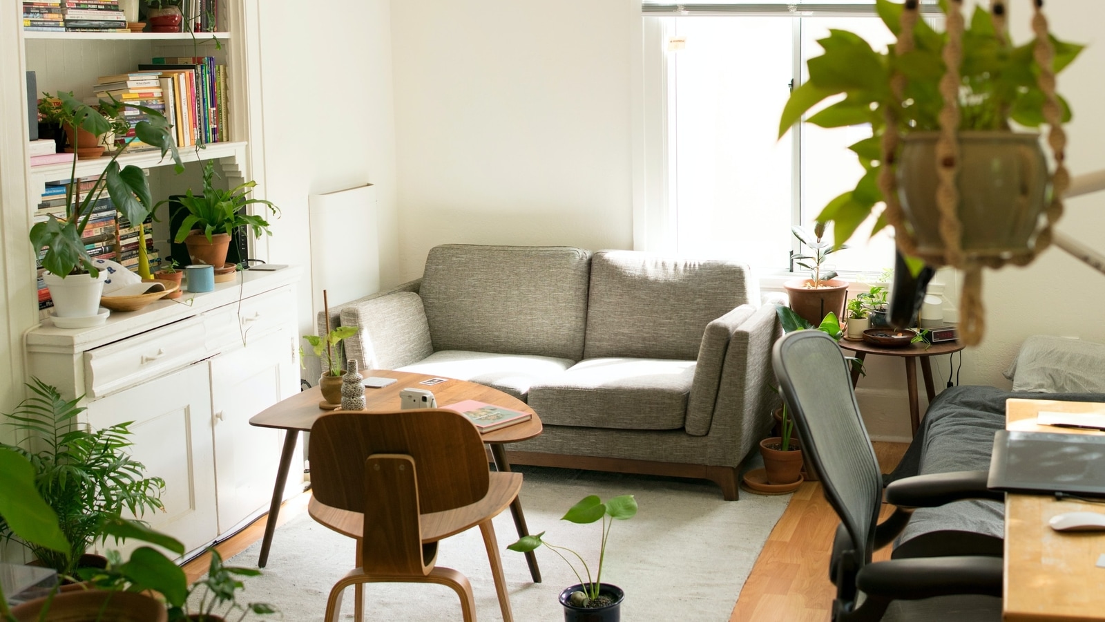 Jesmonite Is The Sustainable Home Decor Trend You Need To Try Now. Here's  How To Pull It Off