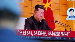 Uma tela de TV mostra um programa de notícias sobre o lançamento de míssil da Coreia do Norte com uma filmagem do líder norte-coreano Kim Jong Un, em uma estação de trem em Seul, Coreia do Sul, na quarta-feira.