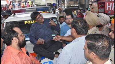 Two days after BJP district president Pushpinder Singhal accused traffic cops of misbehaving with him, a road safety NGO has demanded legal action against the politician for obstructing police personnel from discharging their duty. (Gurpreet Singh/HT)