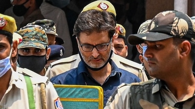 Police escort Yasin Malik (C) to the Patiala House Court in New Delhi. (AFP) Police escort Yasin Malik (C) to the Patiala House Court in New Delhi. (AFP)