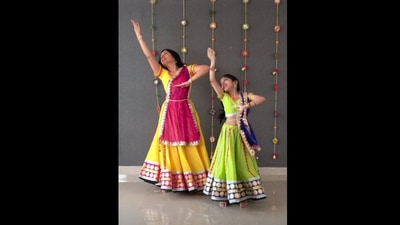The mother and her daughter dancing to Alia Bhatt’s Dholida from Gangubai Kathiawadi. (Instagram/@niviandishanvi) The mother and her daughter dancing to Alia Bhatt’s Dholida from Gangubai Kathiawadi. (Instagram/@niviandishanvi)