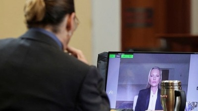 Actor Johnny Depp listens as his former girlfriend, Model Kate Moss testifies via video link during Depp's defamation trial against his ex-wife Amber Heard, at the Fairfax County Circuit Courthouse in Fairfax, Virginia, U.S., May 25, 2022. REUTERS/Evelyn Hockstein/Pool (REUTERS)
