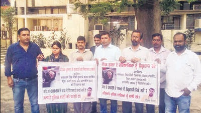 The family and relatives of Deepak Shukla, who died in February 2020 after allegedly being tortured in police custody, staged a sit-in protest outside the police commissioner’s office demanding immediate arrest of the accused cops on Wednesday. (Gurpreet Singh/HT)