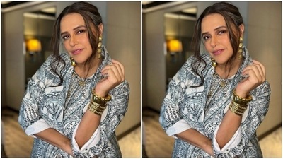 Assisted by makeup artist Mita Vaswani, Neha decked up in nude eyeshadow, mascara-laden eyelashes, contoured cheeks and a shade of soft pink lipstick. (Instagram/@nehadhupia)