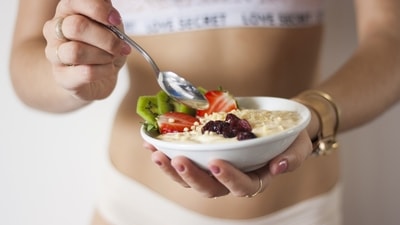 1. Maintain a healthy eating pattern - Skipping meals, eating close to bed-time, midnight snacking, binge eating, eating out of boredom, etc. are unhealthy eating habits that increase sweet cravings, hunger pangs and consumption of high calorie foods. These can gradually cause an increase in visceral fat. (Pixabay) 1. Maintain a healthy eating pattern - Skipping meals, eating close to bed-time, midnight snacking, binge eating, eating out of boredom, etc. are unhealthy eating habits that increase sweet cravings, hunger pangs and consumption of high calorie foods. These can gradually cause an increase in visceral fat. (Pixabay)