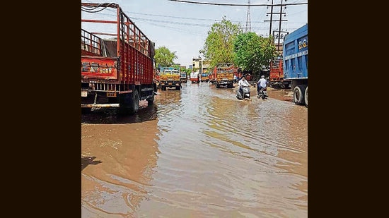 Compounding the issue, the drain passing through Transport Nagar is blocked due to ongoing construction work to cover the Shivaji Nagar Nullah (Representative Image/HT File) Compounding the issue, the drain passing through Transport Nagar is blocked due to ongoing construction work to cover the Shivaji Nagar Nullah (Representative Image/HT File)
