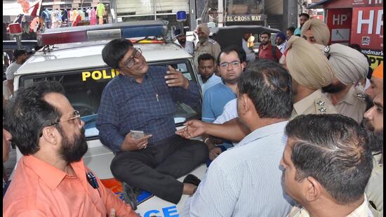 Two days after BJP district president Pushpinder Singhal accused traffic cops of misbehaving with him, a road safety NGO has demanded legal action against the politician for obstructing police personnel from discharging their duty. (Gurpreet Singh/HT)