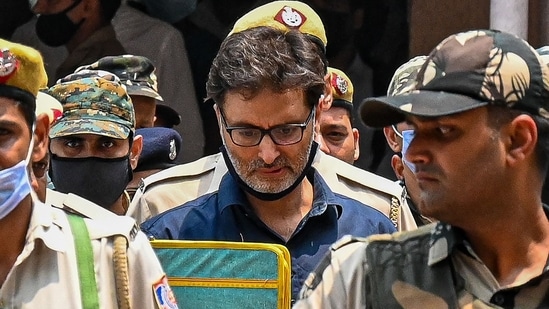 Police escort Yasin Malik (C) to the Patiala House Court in New Delhi.(AFP) Police escort Yasin Malik (C) to the Patiala House Court in New Delhi.(AFP)
