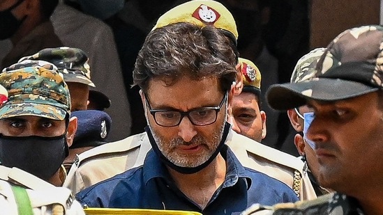 Police escort Yasin Malik (C) to the Patiala House Court in New Delhi. (AFP)