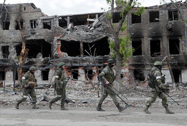Russian soldiers in the southern port city of Mariupol, Ukraine on May 22, 2022. (Alexander Ermochenko/REUTERS) Russian soldiers in the southern port city of Mariupol, Ukraine on May 22, 2022. (Alexander Ermochenko/REUTERS)