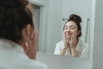 Face wash for dry skin helps in keeping skin moisturised.