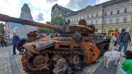Ucrânia exibe 'tanques russos queimados depois que invasores a deixaram' em meio à guerra