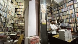 अखिल भारती नाम की किताबों की दुकान सुबह 8 बजे खुलती है लेकिन बंद होने का कोई समय नहीं होता।