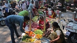 Os mercados semanais de vegetais não autorizados foram retomados mais uma vez nos limites da corporação de Pune após a flexibilização das restrições do Covid.  (FOTO DO ARQUIVO HT)