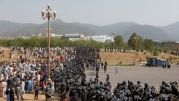 Policiais em equipamentos de choque montam guarda para parar os partidários do partido político paquistanês Tehreek-e-Insaf (PTI) depois que eles invadiram a Zona Vermelha, durante uma marcha de protesto convocada pelo primeiro-ministro deposto Imran Khan, em Islamabad, Paquistão. 26, 2022. (REUTERS/Akhtar Soomro)