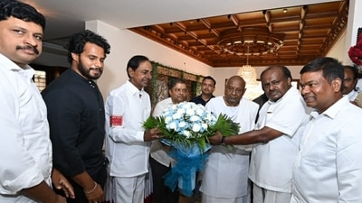 HD Devegowda tweeted pictures from the meeting with KCR. HD Devegowda tweeted pictures from the meeting with KCR. 