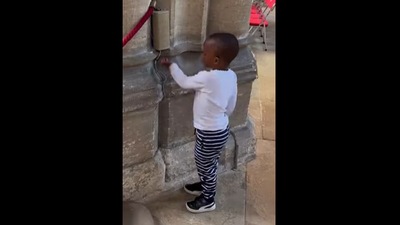 The kids tries to take some hand sanitiser from a random box on a wall in this Instagram video. (Instagram/@nandisa_meander) The kids tries to take some hand sanitiser from a random box on a wall in this Instagram video. (Instagram/@nandisa_meander)