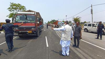 Haryana home minister Anil Vij on Thursday checked the challaning activity at a police nakka near Mohra village on NH-44 in Ambala Cantonment. (HT Photo) Haryana home minister Anil Vij on Thursday checked the challaning activity at a police nakka near Mohra village on NH-44 in Ambala Cantonment. (HT Photo)