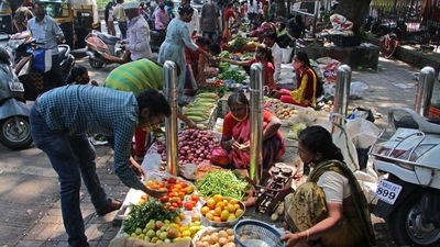 Unauthorised weekly vegetable markets have once again resumed in the Pune corporation limits after the easing of Covid curbs. (HT FILE PHOTO) Unauthorised weekly vegetable markets have once again resumed in the Pune corporation limits after the easing of Covid curbs. (HT FILE PHOTO)