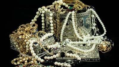 10 fashion tips to choose the best jewellery for your outfit (Image by JamesDeMers from Pixabay ) 10 fashion tips to choose the best jewellery for your outfit (Image by JamesDeMers from Pixabay )