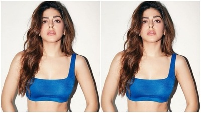 Styled by hairstylist Sourav Roy, Alaya wore her tresses open in beach wavy curls with a side part. (Instagram/@alayaf)