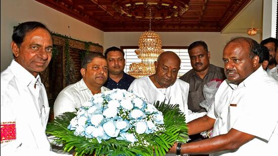 Telangana chief minister K Chandrashekar Rao being welcomed by former prime minister and Janata Dal (Secular) leader HD Devegowda, in Bengaluru on Wednesday, May 25, 2022. (ANI) Telangana chief minister K Chandrashekar Rao being welcomed by former prime minister and Janata Dal (Secular) leader HD Devegowda, in Bengaluru on Wednesday, May 25, 2022. (ANI)