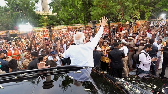 ಕಾರಿನ ಡೋರ್​ ಬಳಿ ನಿಂತ ಪ್ರಧಾನಿ ಮೋದಿ, ತಮಗಾಗಿ ಕಾಯುತ್ತಿದ್ದ ಜನರತ್ತ ಕೈ ಬೀಸಿದರು. ನಂತರ ಕಾರಿನಿಂದ ಇಳಿದು ಬಂದು ತಮಗಾಗಿ ಕಾದಿದ್ದ ಜನರ ಕುಶಲೋಪರಿ ವಿಚಾರಿಸಿದರು.