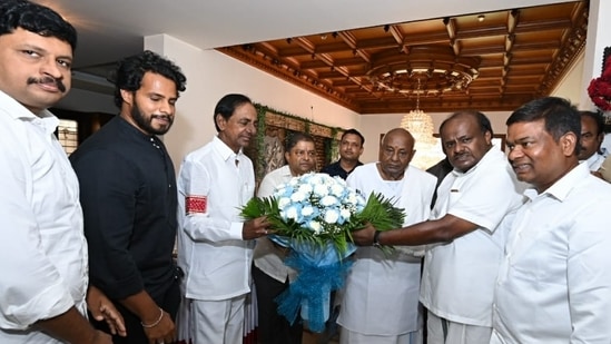 HD Devegowda tweeted pictures from the meeting with KCR.&nbsp;