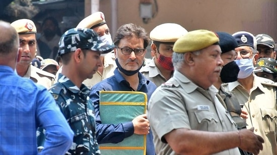 Yasin Malik, chairman of Jammu Kashmir Liberation Front (JKLF), a separatist party, is escorted by police officers at court premises.(Reuters)