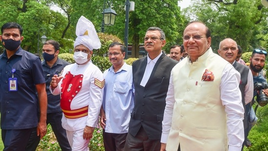 Lieutenant Governor of Delhi Vinai Kumar Saxena (R) with chief justice of Delhi high court Vipin Sanghi (C) and Delhi CM Arvind Kejriwal (L) at the Raj Niwas on Thursday, May 26, 2022.(PTI)