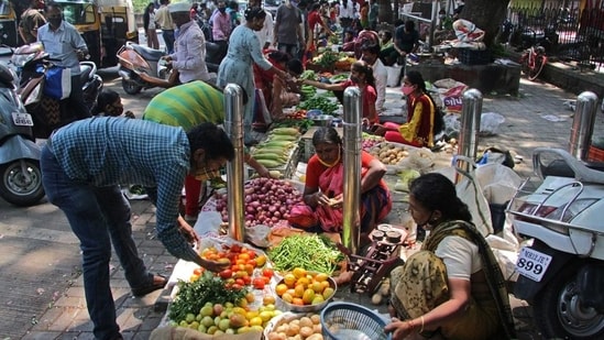 Unauthorised weekly vegetable markets have once again resumed in the Pune corporation limits after the easing of Covid curbs. (HT FILE PHOTO)