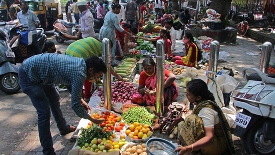 Unauthorised weekly vegetable markets have once again resumed in the Pune corporation limits after the easing of Covid curbs. (HT FILE PHOTO)