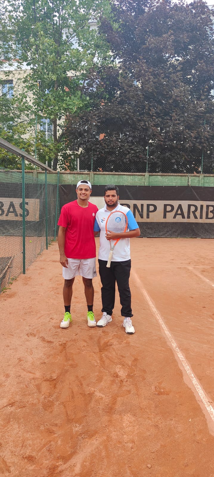 Aman Dahiya with coach Dhruv Sachdev at Roland Garros.(HT)