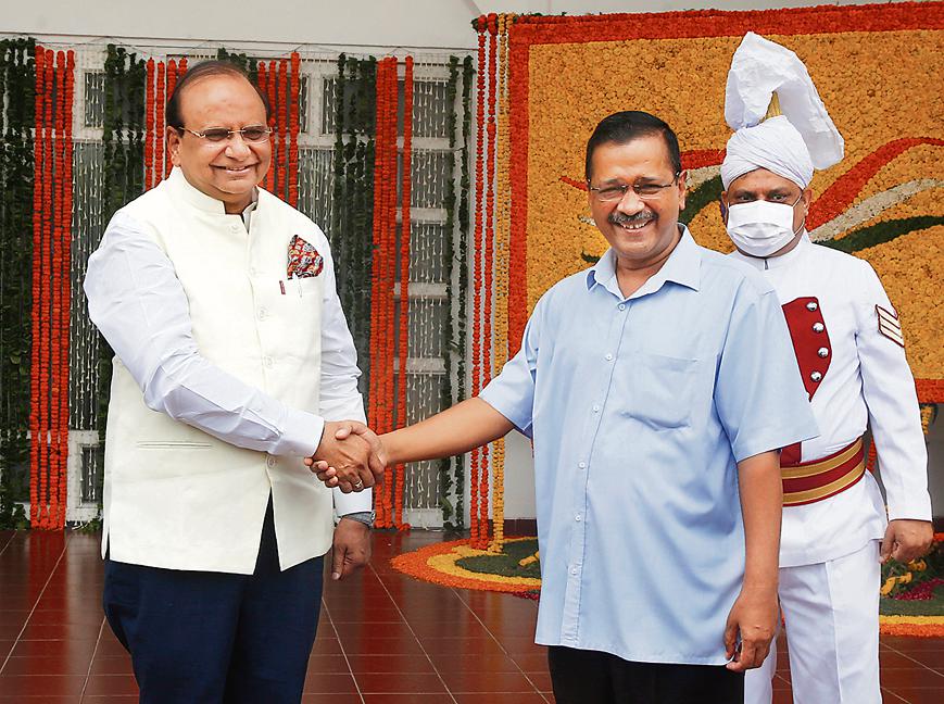 Delhi chief minister Arvind Kejriwal with Delhi LG Vinai Saxena during the swearing-in ceremony, at Raj Niwas, in New Delhi, India, on Thursday, May 26, 2022. (Photo by Raj K Raj/Hindustan Times) Delhi chief minister Arvind Kejriwal with Delhi LG Vinai Saxena during the swearing-in ceremony, at Raj Niwas, in New Delhi, India, on Thursday, May 26, 2022. (Photo by Raj K Raj/Hindustan Times)