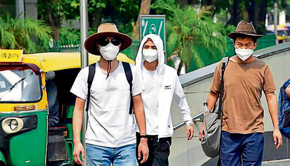 Commuters out in Connaught Place on a hot summer day, in New Delhi, India, on Thursday, May 26, 2022. (Photo by Sanjeev Verma/Hindustan Times) Commuters out in Connaught Place on a hot summer day, in New Delhi, India, on Thursday, May 26, 2022. (Photo by Sanjeev Verma/Hindustan Times)
