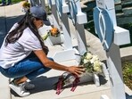 Meghan Markle places flowers as she mourns at a makeshift memorial outside Uvalde County Courthouse in Uvalde, Texas. (AFP)(AFP)